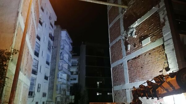 İzmir'de bir inşaatın temel kazısı esnasında yan binada kayma oluştu - Sputnik Türkiye