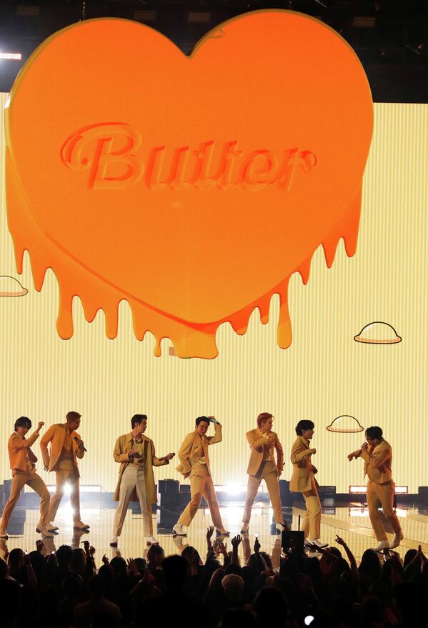 Törende son sahneye çıkan da yine ödüllü şarkısı &#x27;Butter&#x27; ile BTS oldu. - Sputnik Türkiye