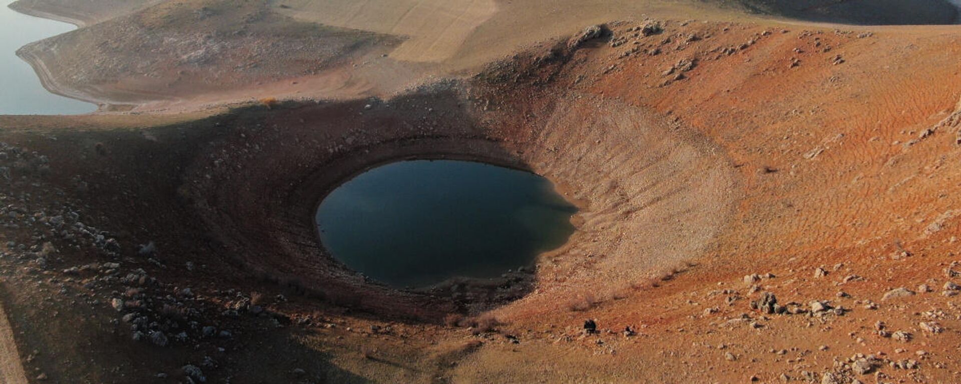 Tunceli'nin Çemişgezek ilçesinde yaşanan kuraklık sebebiyle sular çekildi ve dev obruk ortaya çıktı. - Sputnik Türkiye, 1920, 24.11.2021