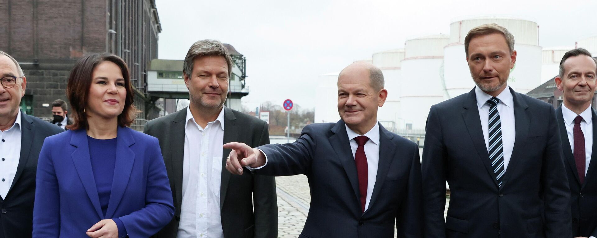 Almanya'da 'trafik lambası' koalisyon hükümeti anlaşması açıklandı: Müstakbel Başbakan SPD'li Olaf Scholz (sağdan üçüncü), Yeşiller Eşbaşkanları Robert Habeck ile Annalena Baerbock, FDP lideri Christian Lindner, SPD liderleri Norbert Walter-Borjans ile Saskia Esken'le birlikte basın toplantısı düzenledi. - Sputnik Türkiye, 1920, 24.11.2021