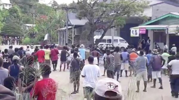 Solomon Adaları'nda Başbakan Manasseh Sogavare karşıtı göstericiler, 36 saatlik sokağa çıkma yasağına rağmen protesto düzenledi. Avustralya yönetimi, gösterilerin büyümesi üzerine adaya asker gönderme kararı aldı. - Sputnik Türkiye