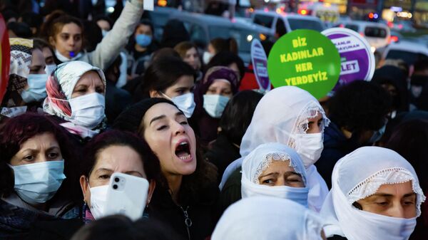 Diyarbakır'da, 25 Kasım kadın yürüyüşünde ‘tencere tava’ gerginliği
 - Sputnik Türkiye