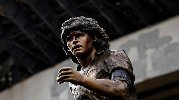 Arjantinli Maradona'nın ölümünün birinci yıl dönümünde, efsaneleştiği Napoli kentindeki kendi adını taşıyan stadın önüne Napoli Belediyesi tarafından heykeli dikildi. - Sputnik Türkiye