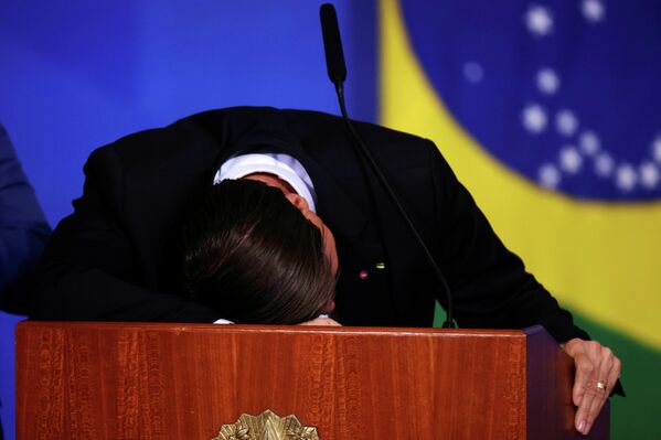Şakayla karışık bir şekilde &quot;Bu akşam kanepede uyuyacağını biliyorum&quot; dedi. Gülmekten kürsünen üzerine yatan Bolsonaro&#x27;ya ilk tepki, yerine oturduktan sonra eşinden geldi. - Sputnik Türkiye