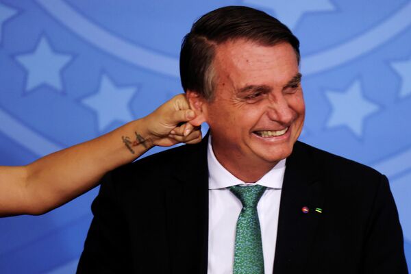 Lady Bolsonaro, canlı yayın sırasında devlet başkanının kulağını çekti. - Sputnik Türkiye