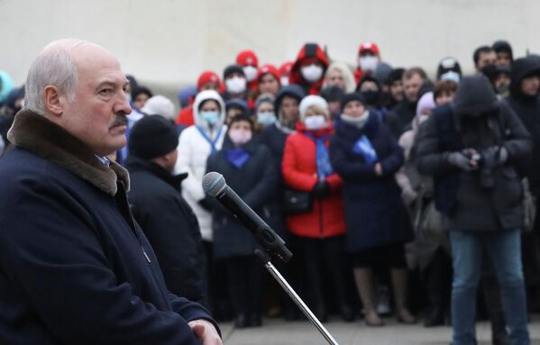 Evine dönmek isteyenlere yardım edeceklerini söyleyen Lukaşenko, &quot;Sizi çok iyi anlıyoruz. Sizi Avrupa&#x27;ya davet ettiler ve siz de oraya gitmeye çalışıyorsunuz. Bunu yapmak isteyenlerin sayısı az değil. Bazılarınız Batı&#x27;nın propagandasına inanarak daha iyi yaşam arıyorsunuz. Evine dönmek isteyenlere yardım edeceğiz ancak kimseyi zorlamayacağız. Bu sizin hakkınız&quot; ifadelerini kullandı. - Sputnik Türkiye