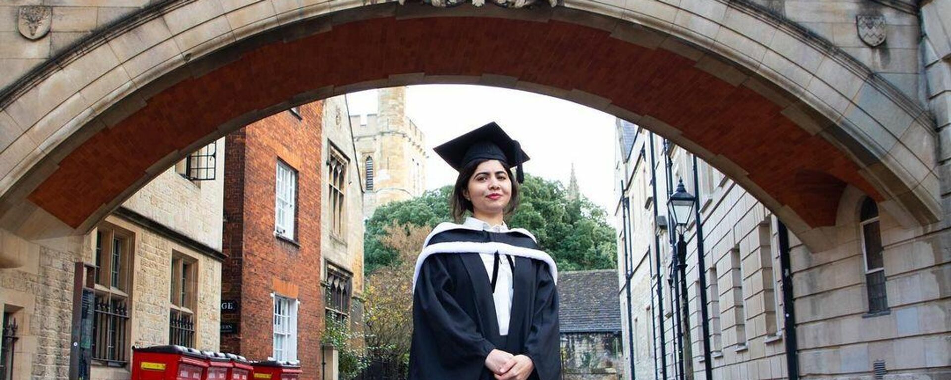 Malala Yusufzay, Oxford Üniversitesi'nden felsefe, siyaset ve ekonomi derecesiyle mezun olmasına dair fotoğrafları sosyal medyada paylaştı. - Sputnik Türkiye, 1920, 28.11.2021