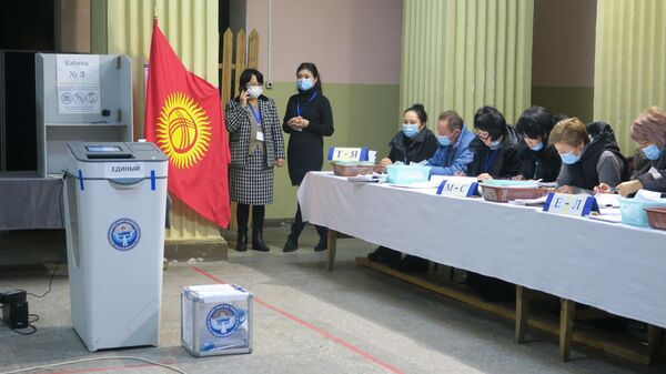Kırgızistan’da resmi olmayan sonuçlara göre, parlamento seçimlerine katılım oranı yüzde 33,19 olurken, yüzde 5’lik seçim barajını aşan 6 siyasi parti parlamentoda temsil hakkı kazandı. - Sputnik Türkiye