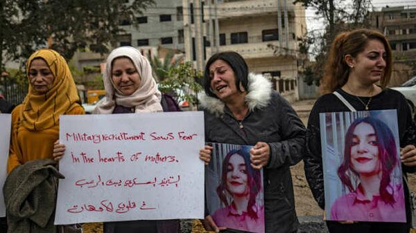 Suriye'nin Kamışlı ilçesinde yaklaşık 30 kişilik bir grup, Birleşmiş Milletler'in ofisi önünde kayıp kızları için gösteri yaptı. - Sputnik Türkiye