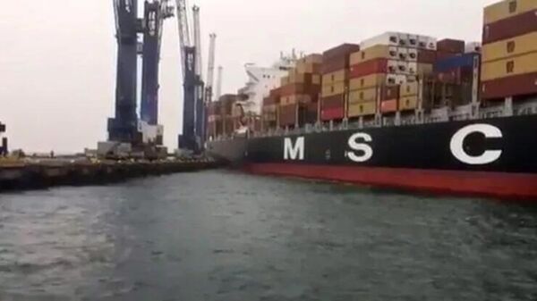 Avcılar'da Ambarlı Limanı'nda yük gemisi iskeleye çarptı - Sputnik Türkiye