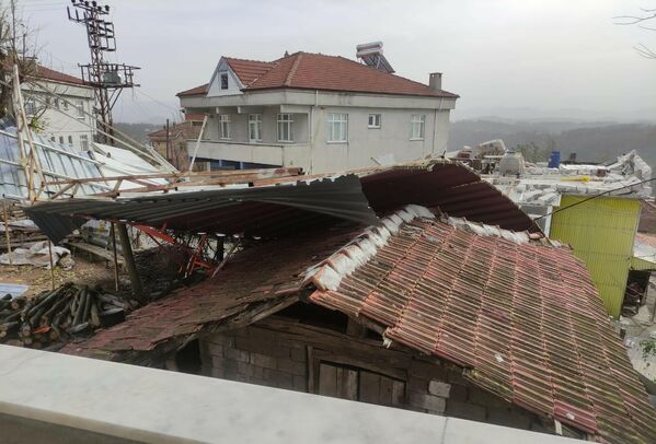 Zonguldak’ın Ereğli ilçesinde etkili olan fırtına bazı evlerin çatısını uçurdu. Birçok köyde elektrik telleri koparken, itfaiye ekipleri yoğun mesai harcıyor. - Sputnik Türkiye