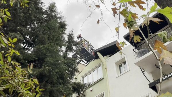 İstanbul Beyoğlu’nda fırtınanın etkisiyle bir binanın çatısı üzerinde kaynak yapılmış halde bulunan büyük bir parça esen şiddetli rüzgarın etkisiyle yan binanın çatısına uçtu. - Sputnik Türkiye