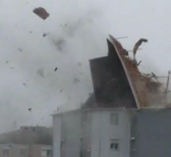 İstanbul'da Beylikdüzü’nde yağış ve fırtına nedeniyle bir binanın çatısının uçtu. - Sputnik Türkiye