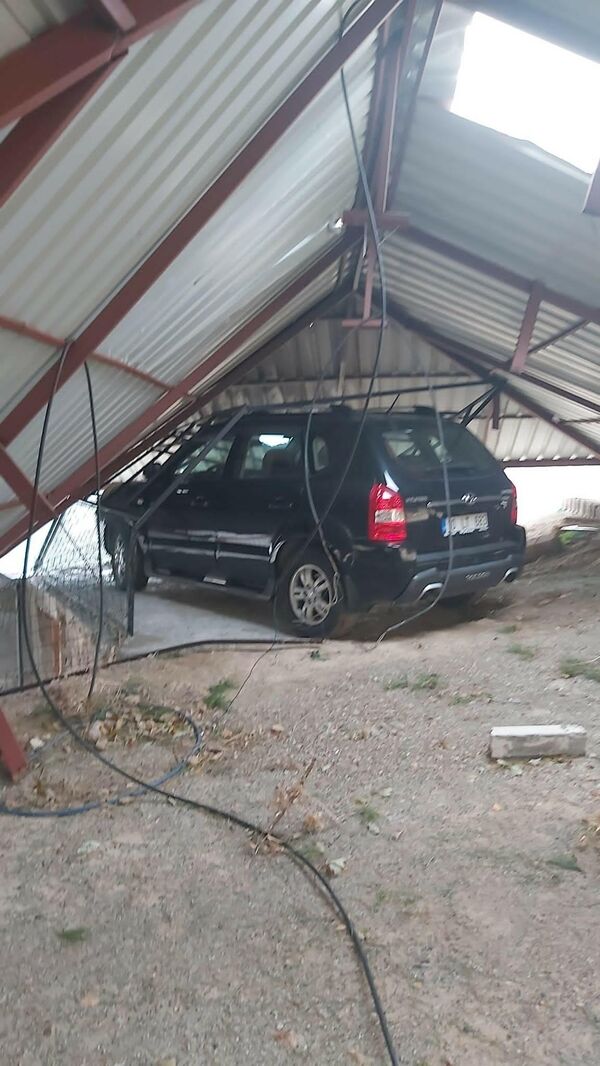  Balıkesir'in Burhaniye ilçesinde, lodos bir evin çatısını uçurdu. Uçan çatı park halindeki bir otomobilin üzerine düştü. - Sputnik Türkiye