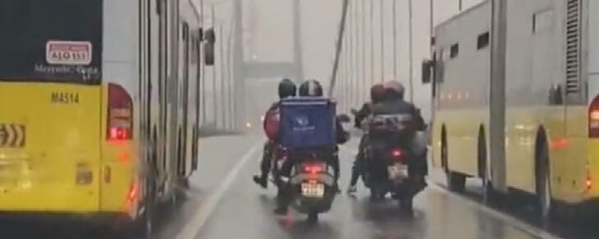  15 Temmuz Şehitler Köprüsü'nde 4 motosikletliye 2 otobüs koruması  - Sputnik Türkiye, 1920, 29.11.2021