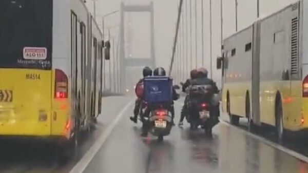  15 Temmuz Şehitler Köprüsü'nde 4 motosikletliye 2 otobüs koruması  - Sputnik Türkiye