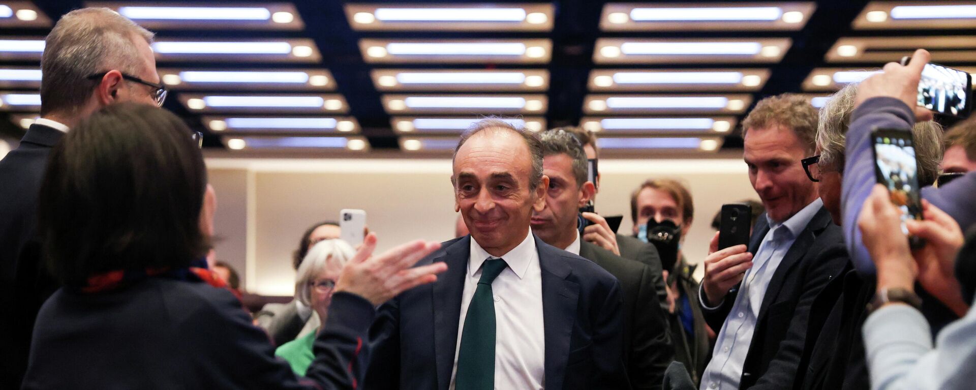 Fransa'da aşırı sağcı eski gazeteci Eric Zemmour, gelecek yıl düzenlenecek cumhurbaşkanlığı seçimlerinde aday olacağını ilan etti.  - Sputnik Türkiye, 1920, 30.11.2021