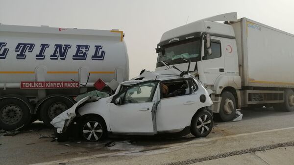 Konya, Niğde ve Aksaray'da kum fırtınası: 8 araç birbirine girdi - Sputnik Türkiye