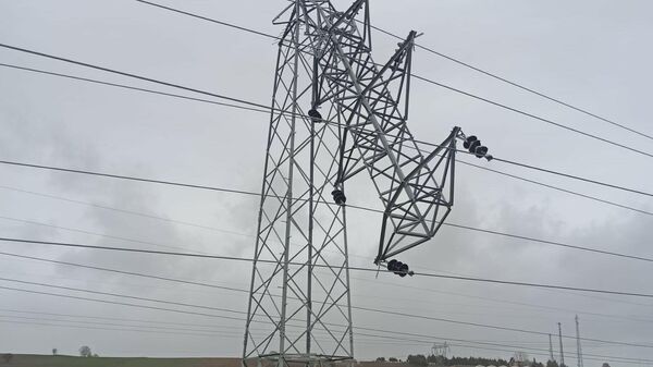 Tekirdağ'da şiddetli fırtına enerji nakil hatlarını ve elektrik direklerini yıktı  - Sputnik Türkiye