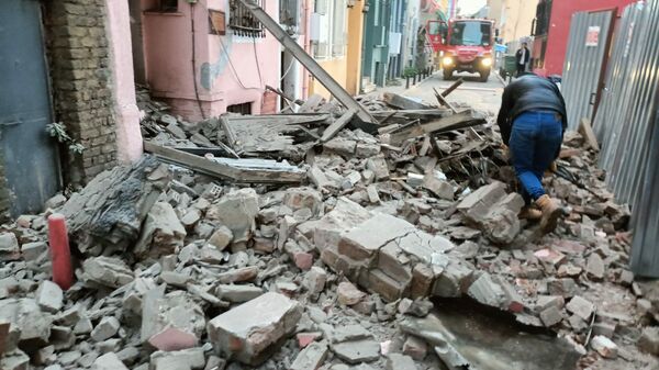 İstanbul Fatih'teki Balat Yıldırım Caddesi'nde bulunan metruk binanın bir kısmı yola çöktü.  - Sputnik Türkiye