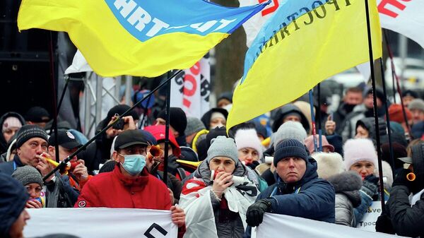 Ukrayna'nın başkenti Kiev'deki Bağımsızlık Meydanı'nda binlerce kişi, Devlet Başkanı Vladimir Zelenskiy ve hükümetin icraatlarını protesto etmek için toplandı. - Sputnik Türkiye