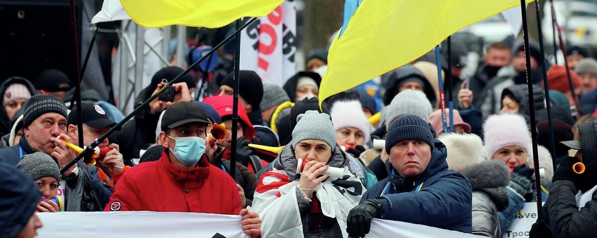 Ukrayna'nın başkenti Kiev'deki Bağımsızlık Meydanı'nda binlerce kişi, Devlet Başkanı Vladimir Zelenskiy ve hükümetin icraatlarını protesto etmek için toplandı. - Sputnik Türkiye, 1920, 01.12.2021