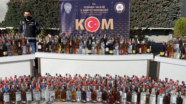 İstanbul'un üç ilçesinde düzenlenen operasyonlarda 10.5 ton sahte içki ele geçirildi.
 - Sputnik Türkiye