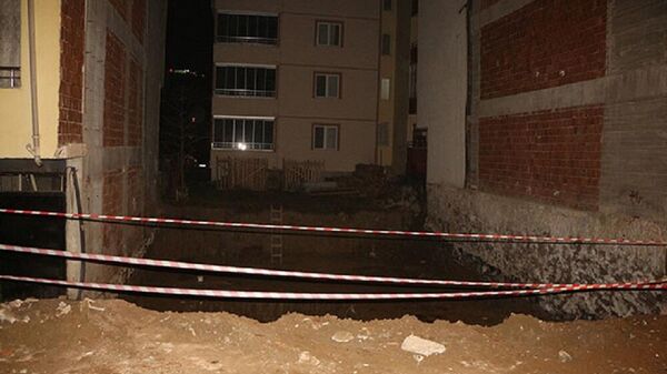 İnşaat temeli kazılırken hasar gören iki binadaki 48 kişi tahliye edildi - Sputnik Türkiye