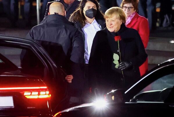 Angela Merkel, 8 Aralık'ta Federal Meclis'te Başbakanlık görevi için yemin edecek olan Olaf Scholz'a görevini devredecek. - Sputnik Türkiye