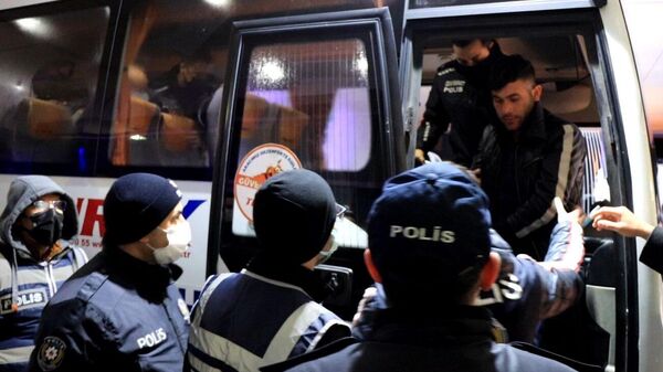 Kırklareli’nin Lüleburgaz ilçesinde bir eğlence mekanında çıkan kavgada gözaltına alınan 25 şüpheliden 19'u tutuklandı. - Sputnik Türkiye