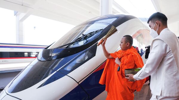 Demiryolu hattının cuma günkü açılış töreninden bir gün önce Budist rahipler, hızlı trende düzenlenen dini törende ilahiler söylerken bir tren vagonunu su ve uğurlu işaretlerle kutsadı. 
 - Sputnik Türkiye