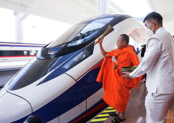 Demiryolu hattının cuma günkü açılış töreninden bir gün önce Budist rahipler, hızlı trende düzenlenen dini törende ilahiler söylerken bir tren vagonunu su ve uğurlu işaretlerle kutsadı. 
 - Sputnik Türkiye