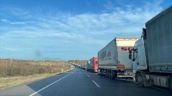 Bulgaristan'a açılan Hamzabeyli Sınır Kapısı'nda 20 kilometre TIR kuyruğu oluştu - Sputnik Türkiye