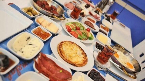 İstanbul'a gelen turistler: 5 pounda 2 kişilik kahvaltı yaptık - Sputnik Türkiye