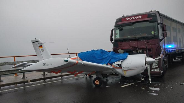 Almanya'da otobanda kamyonla uçak çarpıştı - Sputnik Türkiye