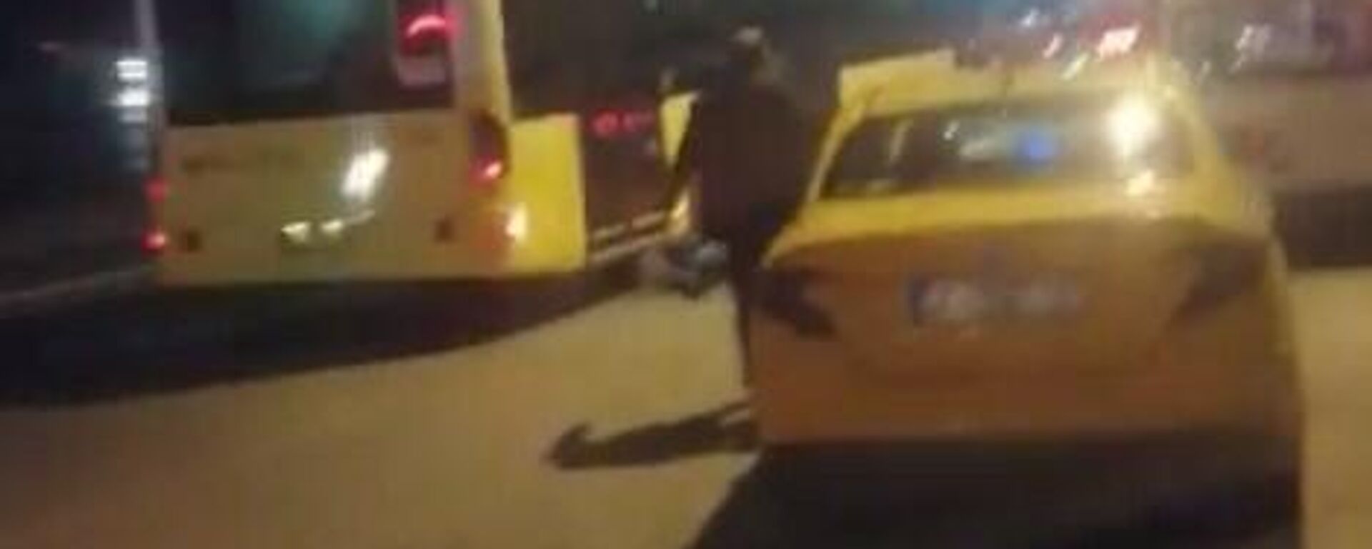Beyoğlu'nda bir kadın tartıştığı taksicinin itmesi sonucu otobüsün altında kalmaktan son anda kurtuldu. Korku dolu anlar kameralara yansırken, taksicinin taksi sürücü belgesi ise iptal edildi. - Sputnik Türkiye, 1920, 05.12.2021