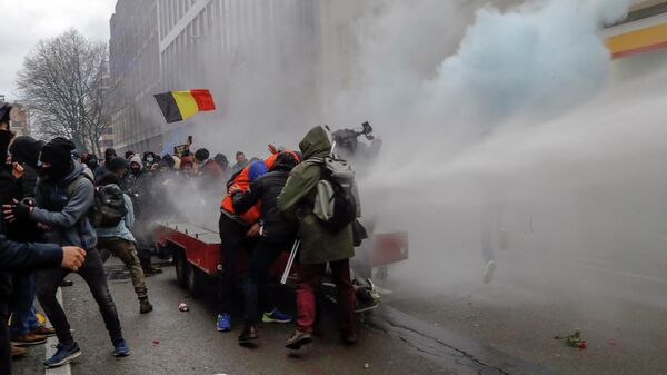 Belçika’nın başkenti Brüksel’de polis, hükümetin uyguladığı koronavirüs (Kovid-19) önlemlerini protestosuna göz yaşartıcı gaz ve tazyikli su ile müdahale etti. - Sputnik Türkiye