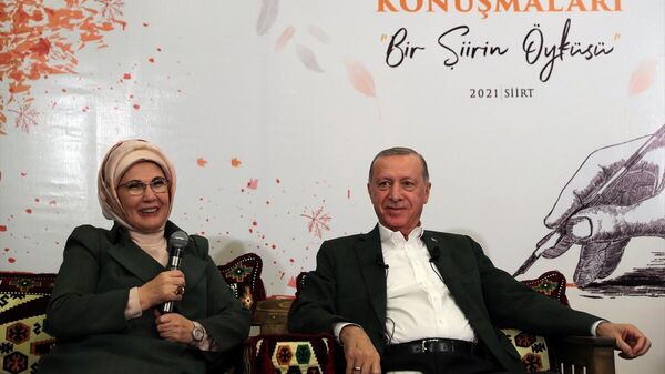Cumhurbaşkanı Recep Tayyip Erdoğan, Siirt'te Demokrasi Buluşması etkinliğine katıldı. Cumhurbaşkanı Erdoğan'a eşi Emine Erdoğan da eşlik etti. - Sputnik Türkiye