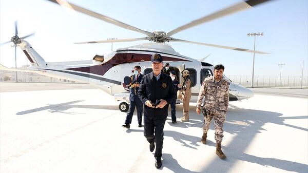 Milli Savunma Bakanı Hulusi Akar, Cumhurbaşkanı Recep Tayyip Erdoğan'ın gerçekleştireceği ziyaret kapsamında geldiği Katar'ın başkenti Doha'da, Katar Türk Birleşik Müşterek Kuvvet Komutanlığı'nda inceleme ve denetlemelerde bulundu. - Sputnik Türkiye