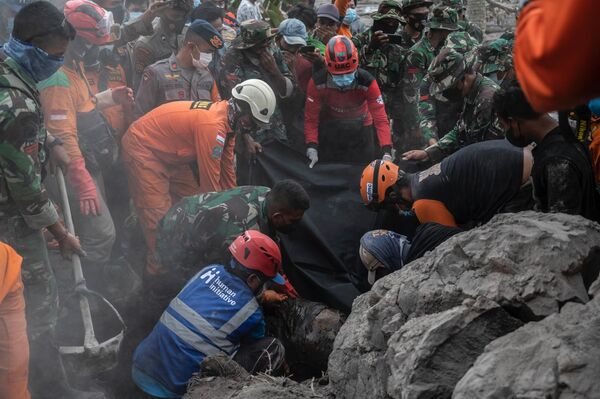 Kurtarma ekipleri, en az 14 kişiyi öldüren Semeru Dağı&#x27;ndaki volkanik patlamanın ardından, bugün de Lumajang&#x27;daki Sumber Wuluh köyünde hayatta kalanlara ulaşmaya çalışıyordu. - Sputnik Türkiye
