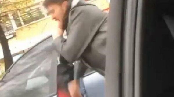 Trafikte sıkıştıran sürücüye kaskıyla saldırdı - Sputnik Türkiye