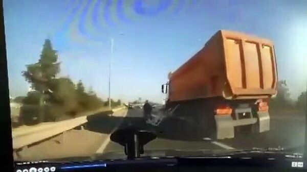 Motosikletlinin üzerine süren kamyon sürücüsünün cezası belli oldu - Sputnik Türkiye