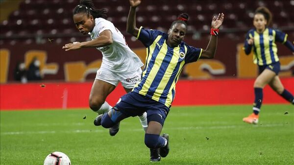 Kadın futbolundaki ilk derbi heyecanında Fenerbahçe, Galatasaray'ı 7-0 mağlup etti - Sputnik Türkiye