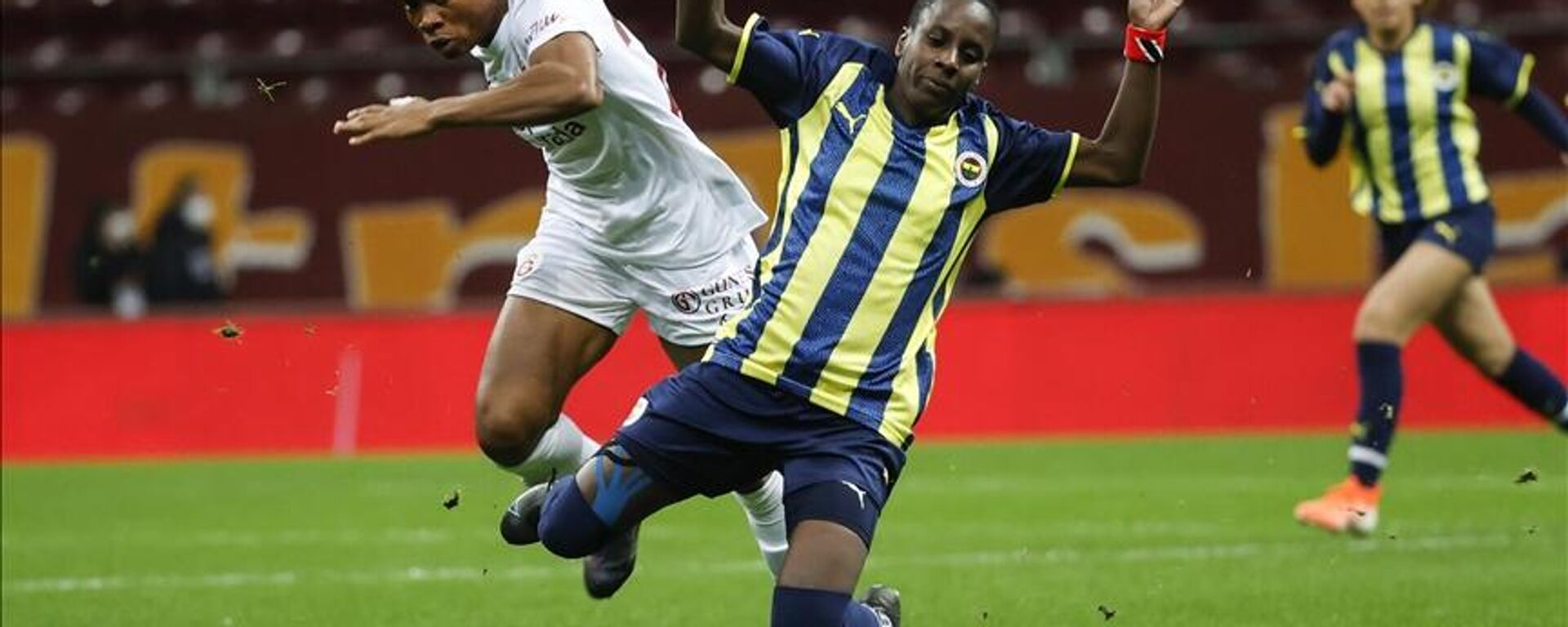 Kadın futbolundaki ilk derbi heyecanında Fenerbahçe, Galatasaray'ı 7-0 mağlup etti - Sputnik Türkiye, 1920, 07.12.2021