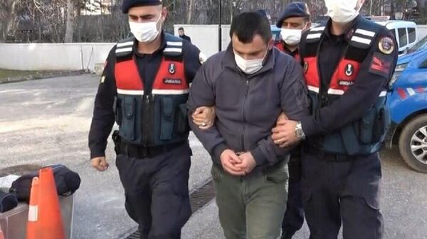 Boşanma aşamasındaki eşinin baba evini silahla basan adam tutuklandı - Sputnik Türkiye