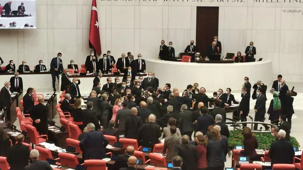 TBMM'deki bütçe görüşmelerinde yumruklu kavga çıktı - Sputnik Türkiye
