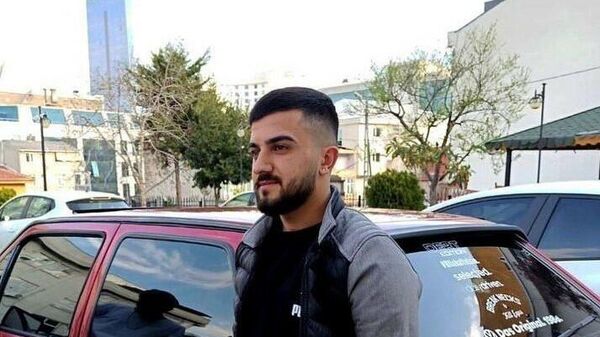 İstanbul Gaziosmanpaşa'da otomobiliyle ilerlerken silahlı saldırı sonucunda hayatını kaybeden Yunus Emre Duman (21)'ın yanlışlıkla öldürüldüğü ortaya çıktı. - Sputnik Türkiye
