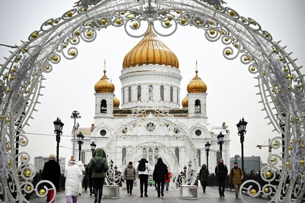 Moskova sakinlerinin Noel&#x27;de uğrak noktası olan Rus Ortodoks kiliselerinden, Kurtarıcı İsa Katedrali&#x27;nin önündeki hazırlıklar da tamamlandı. - Sputnik Türkiye