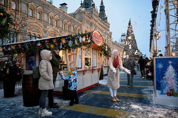 Moskova&#x27;nın kalbi Kızıl Meydan&#x27;a ise, Yeni Yıl ve Noel pazarı kuruldu. Hediyelik eşya satışlarının yanı sıra eğlenceli aktiviteler için de organize edilen panayır, dünyanın en iyi Noel pazarları arasında gösteriliyor. - Sputnik Türkiye