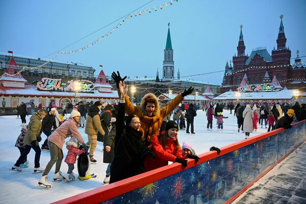 Moskova&#x27;nın farklı noktalarına yerleştirilen buz pistlerinden biri de Kızıl Meydan&#x27;a kurulan etkinlik alanına yapıldı. Pistin çevresi de süslenerek yeni yıl için ışıklandırıldı. - Sputnik Türkiye